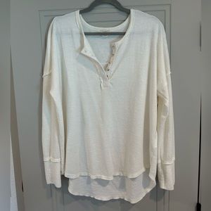 This BILLABONG long sleeve white textured top is in great condition! Never worn!